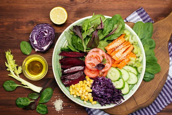 Низькокалорійний веганський салат зі шпинату, кукурудзи, помідорів, огірків — стокове фото