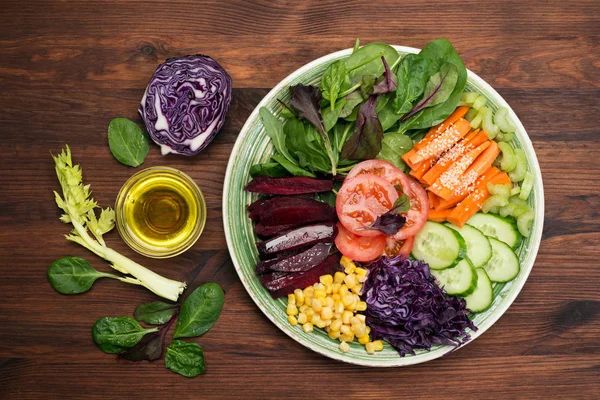 Dieta de baixa caloria salada vegan de espinafre, milho, tomate, cucumbe — Fotografia de Stock