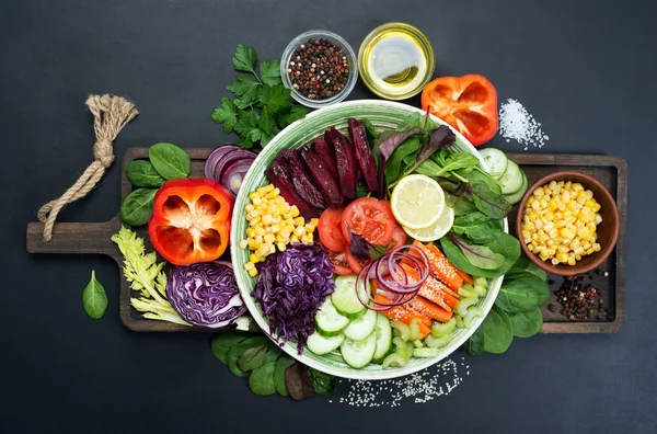 Χαμηλή σε θερμίδες δίαιτα vegan σαλάτα από σπανάκι, καλαμπόκι, ντομάτες, cucumbe — Φωτογραφία Αρχείου