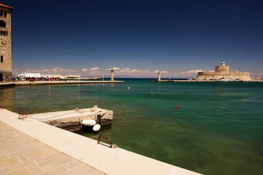 Rodos'taki St. Nicholas Fort, Yunanistan. Şeffaf turkuaz deniz, sahil mimarisi, eski fort