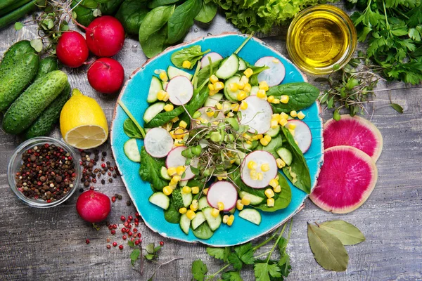 纯维生素有机素食。 色拉，用菠菜、萝卜、玉米、微绿色制成，用橄榄油和柠檬汁调味. — 图库照片
