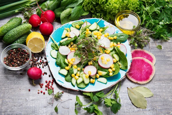 纯维生素有机素食。 色拉，用菠菜、萝卜、玉米、微绿色制成，用橄榄油和柠檬汁调味 — 图库照片