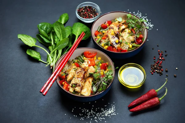 Europäische Version asiatischer Bohnennudeln mit Huhn und Gemüse — Stockfoto