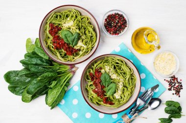 Ispanaklı kremalı soslu makarna, güneşte kurutulmuş domates ve peynir. 