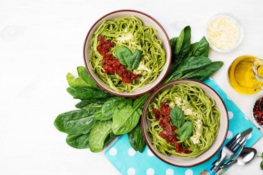 Ispanaklı kremalı soslu makarna, güneşte kurutulmuş domates ve peynir. 