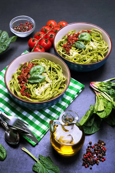Pasta con salsa cremosa agli spinaci, pomodori secchi e formaggio . — Foto Stock