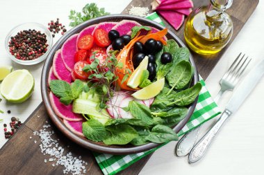 Beyaz bir arka plan üzerinde sebze ile Bowl. Ispanak, vişneli toma