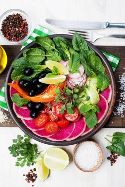 Beyaz bir arka plan üzerinde sebze ile Bowl. Ispanak, vişneli toma
