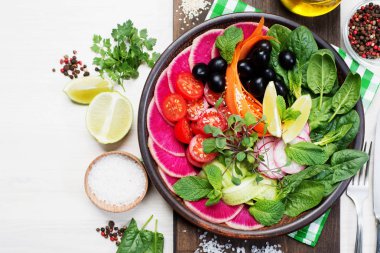 Beyaz bir arka plan üzerinde sebze ile Bowl. Ispanak, vişneli toma