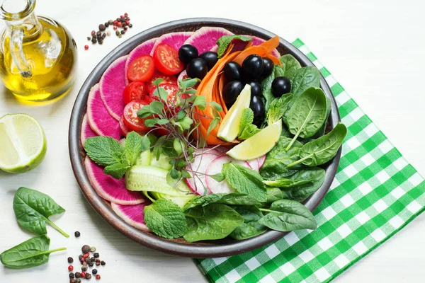 Bowl with vegetables on a white background. Spinach, cherry toma — Stock Photo, Image