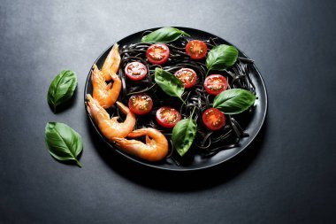 Siyah makarna (siyah mürekkep balığı mürekkesi ile), kiraz domates, karides