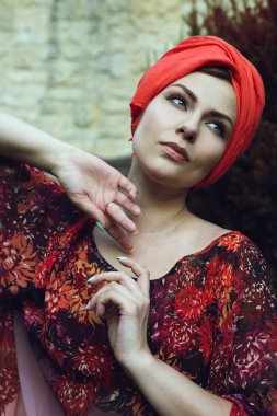Kırmızı bir eşarp güzel bir kız portresi, parlak bir bluz 