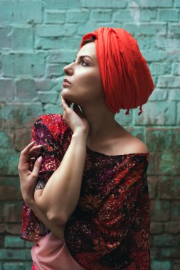 Kırmızı bir eşarp güzel bir kız portresi, parlak bir bluz 