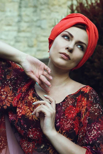Kırmızı bir eşarp güzel bir kız portresi, parlak bir bluz 