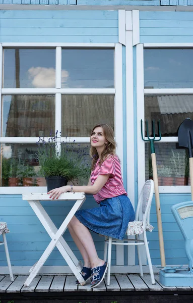 Genç güzel bir kadın (kırmızı-beyaz t-shirt sarışın) sitti olduğunu