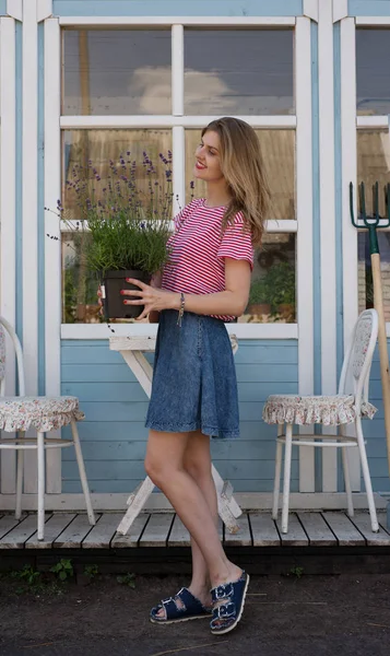 Genç güzel bir kadın (kırmızı-beyaz t-shirt sarışın) holdi olduğunu