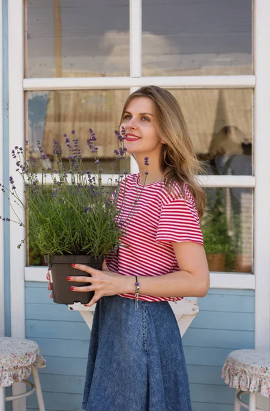 Genç güzel bir kadın (kırmızı-beyaz t-shirt sarışın) holdi olduğunu