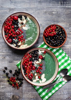 Spirulina ve muz ile sağlıklı organik smoothie, dekore wi