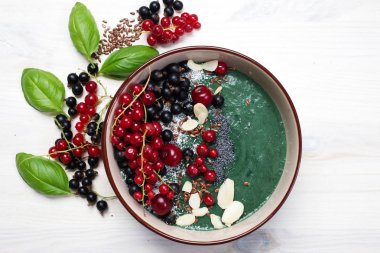 Spirulina ve muz ile sağlıklı organik smoothie, dekore wi