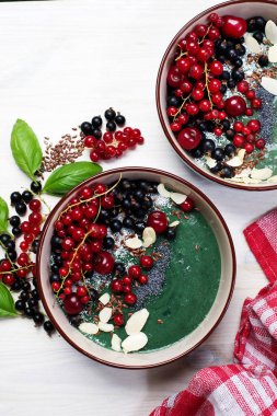Spirulina ve muz ile sağlıklı organik smoothie, dekore wi