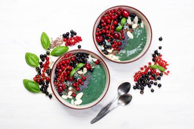 Spirulina ve muz ile sağlıklı organik smoothie, dekore wi