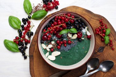 Spirulina ve muz ile sağlıklı organik smoothie, dekore wi