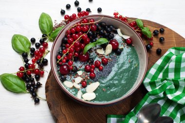 Spirulina ve muz ile sağlıklı organik smoothie, dekore wi
