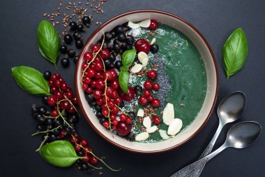 Spirulina ve muz ile sağlıklı bir organik smoothie, dekore 