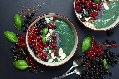 Spirulina ve muz ile sağlıklı bir organik smoothie, dekore 