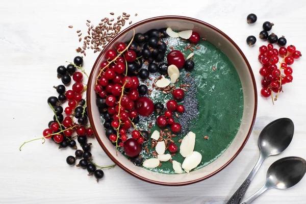 Spirulina ve muz ile sağlıklı organik smoothie, dekore wi
