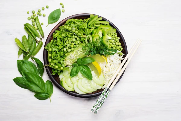 Χρήσιμα πράσινα λαχανικά και βότανα σε ένα καφέ πιάτο. Σούπερ δίαιτα f — Φωτογραφία Αρχείου