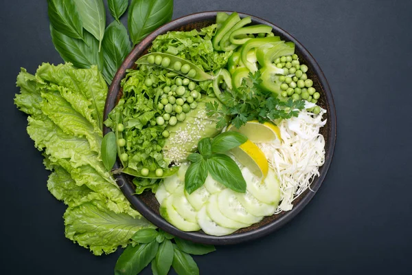 Verduras y hierbas verdes útiles en un plato marrón. Super dieta f —  Fotos de Stock