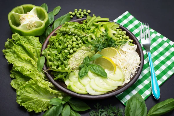 Χρήσιμα πράσινα λαχανικά και βότανα σε ένα καφέ πιάτο. Σούπερ δίαιτα f — Φωτογραφία Αρχείου