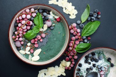 Spirulina ve muz, dekor ile sağlıklı organik dondurulmuş smoothie