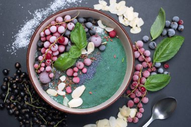 Spirulina ve muz, dekor ile sağlıklı organik dondurulmuş smoothie