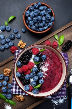 Böğürtlen ve muz ile sağlıklı organik smoothie, dekore w