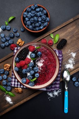 Böğürtlen ve muz ile sağlıklı organik smoothie, dekore w