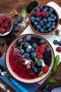 Böğürtlen ve muz ile sağlıklı organik smoothie, dekore w