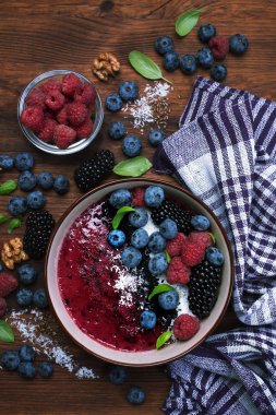 Böğürtlen ve muz ile sağlıklı organik smoothie, dekore w