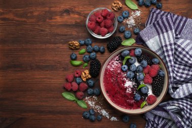 Böğürtlen ve muz ile sağlıklı organik smoothie, dekore w