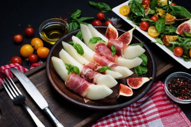 Reçelli kavun mezesi. Arugu yaprakları bir salata yanında