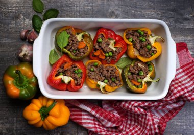 Kırmızı, sarı ve yeşil biber gree ile kıyma ile doldurulmuş