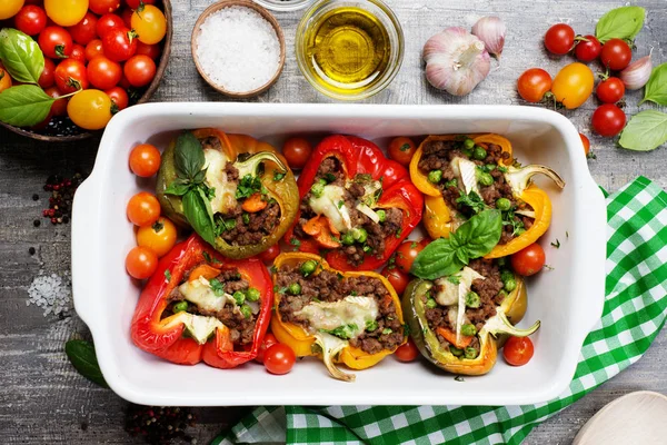 Rode, gele en groene paprika gevuld met gehakt met gree — Stockfoto