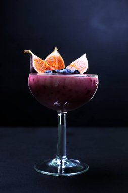 Koyu bir arka plan üzerinde Gurme tatlı, metin için yer. Berry puddd