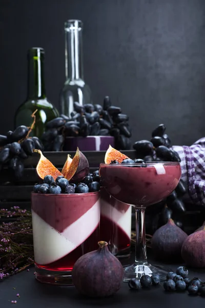 Gourmet dessert. Berry mousse with figs and blueberries on a dar — Stock Photo, Image