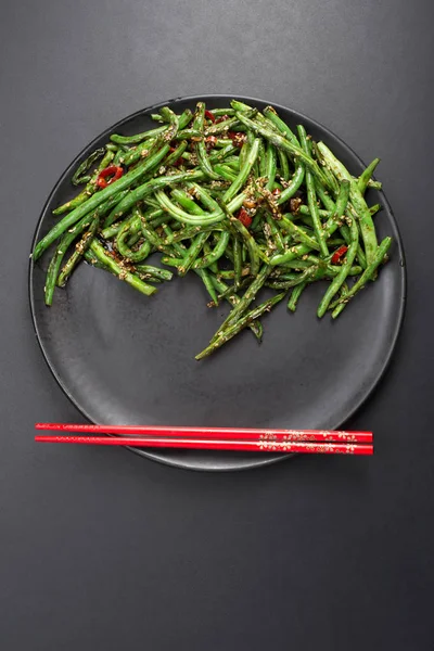 Frijoles de espárragos verdes fritos con salsa teriyaki, semillas de sésamo y —  Fotos de Stock