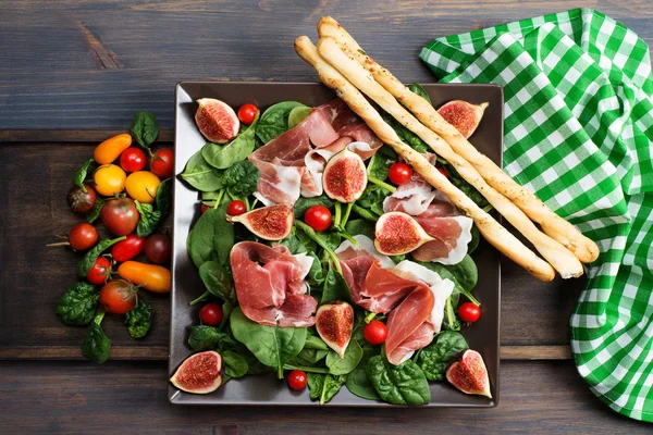 Salat aus Spinat, Kirschtomaten und Feigen in einem quadratischen br — Stockfoto