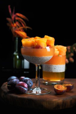 Chia puding, şeftali jöle ve kavun yapılmış bir gurme tatlı 