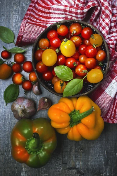Landwirtschaftliche Ernte. mehrfarbige Kirschtomaten und leuchtend saftige Paprika — Stockfoto