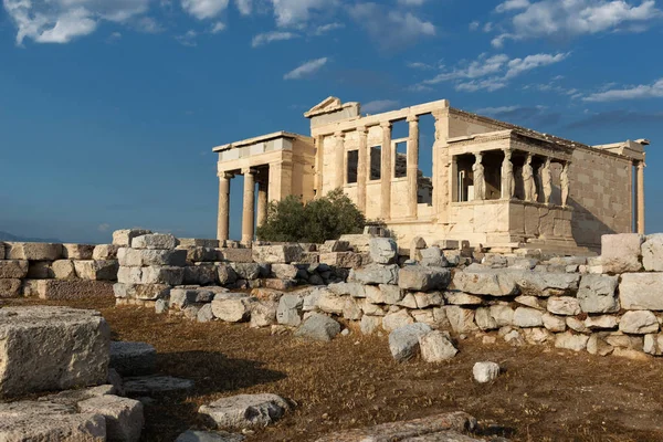 Erechteion - пам'ятник давньогрецької архітектури, один з-го — стокове фото